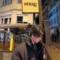 S N U G