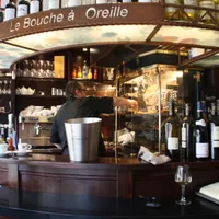 Le Bouche à Oreille