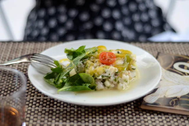 Leda : décoration soignée, tartares et plats en cocotte