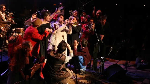 SURNATURAL ORCHESTRA en concert
