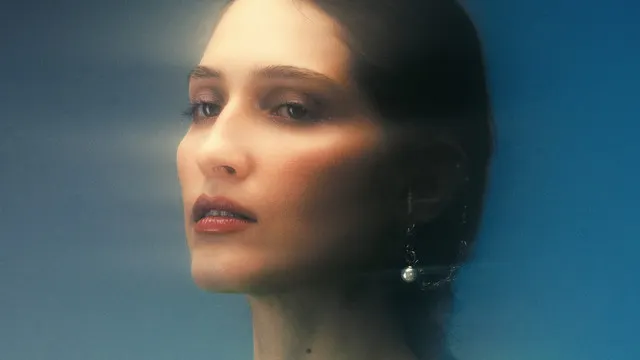 Known Artist Presents « Club MIX »: Bella, Ams