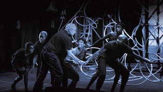 LES NEGRES de J. Genêt, mise en scène de Robert Wilson