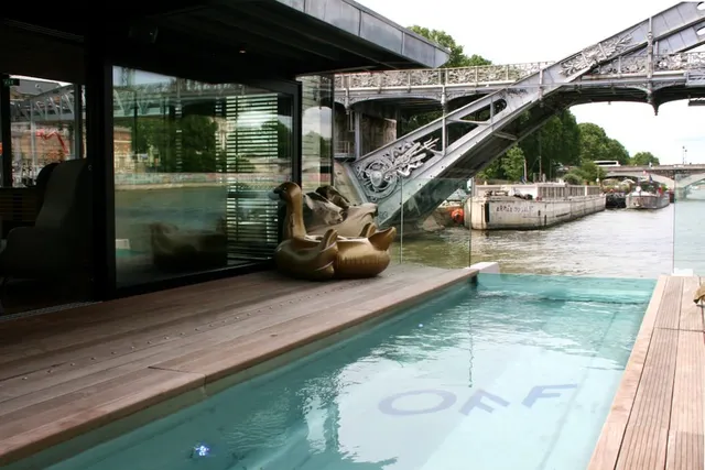 OFF Paris Seine : un bar flottant s'installe dans un hôtel insolite sur la Seine