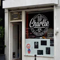 Charlie... et sa bière à deux balles