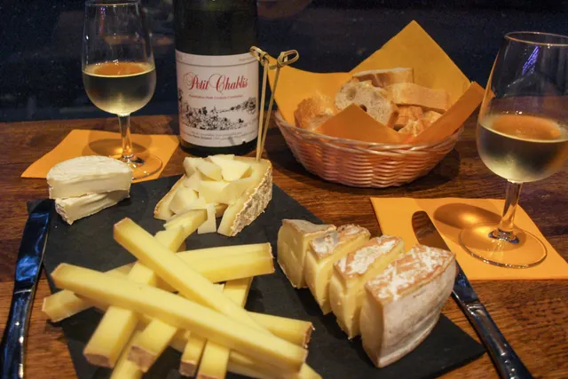 La Vache dans les Vignes, cave à vins et à fromages au bord du Canal Saint-Martin