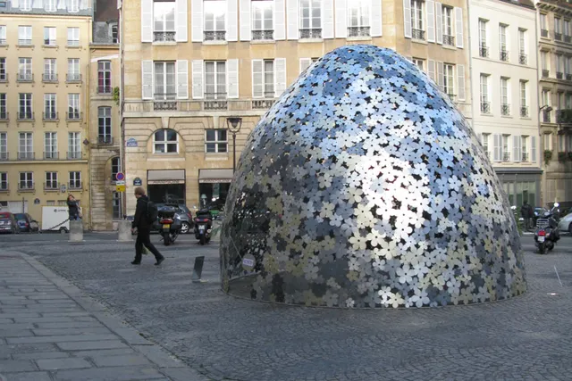 Un Bouquet de Fleurs en métal sur la place de l'Odéon