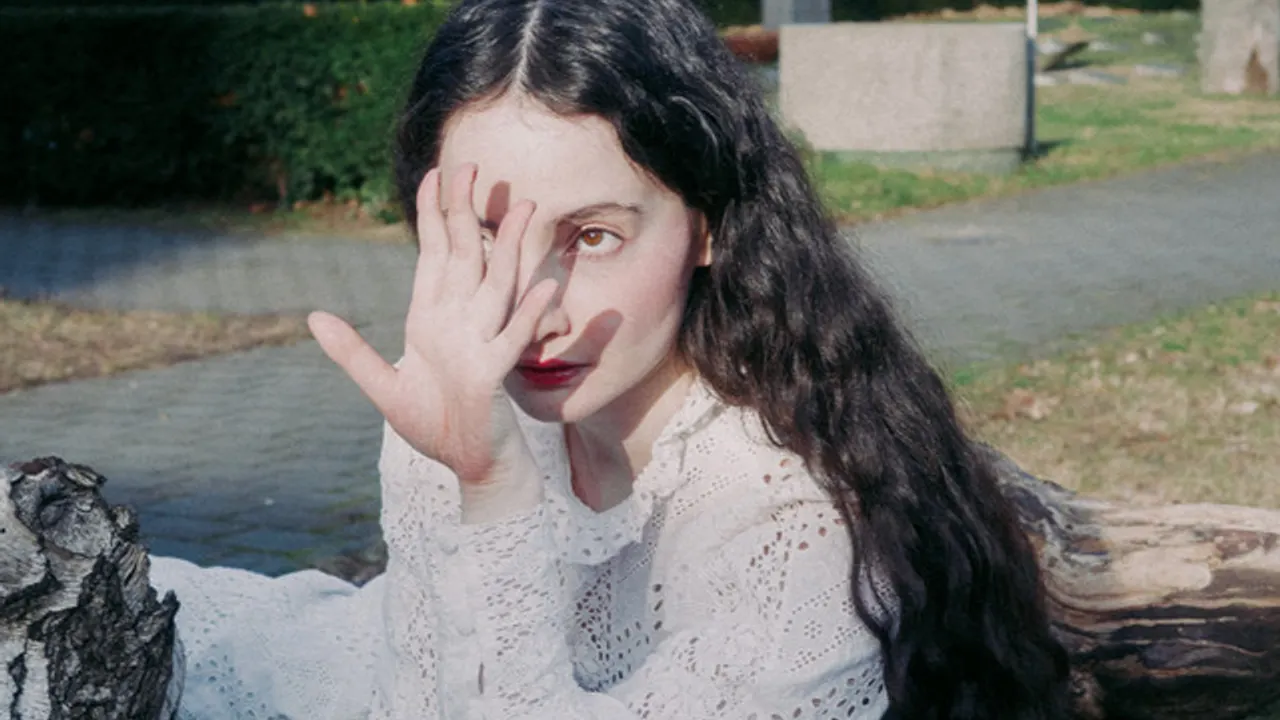 Gloria de Oliveira: « The Lying Swans » + Signing