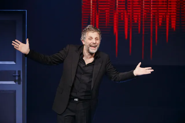 Certifié conforme : le nouveau spectacle de Stéphane Guillon, certifié décapant